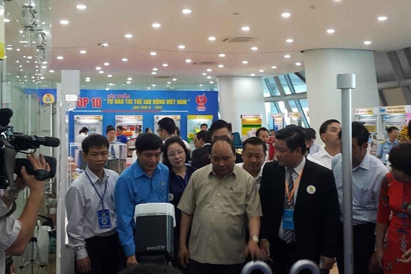 Thủ tướng gặp gỡ, đối thoại với hơn 2.000 công nhân miền Trung