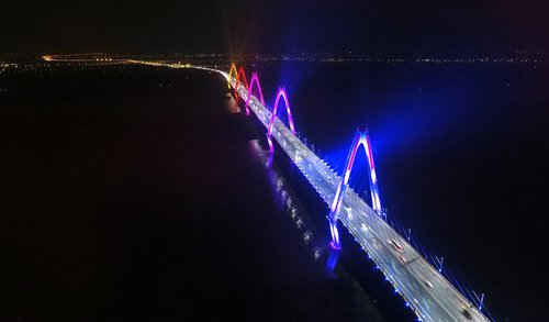Ngắm hệ thống chiếu sáng 16 triệu màu cầu Nhật Tân-Hà Nội