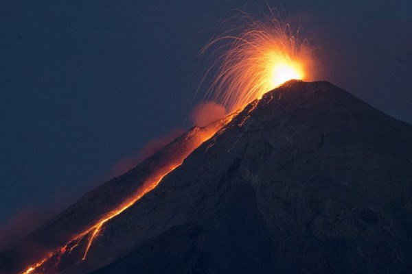 Guatemala sơ tán hàng trăm dân thường do núi lửa Fuego phun trào