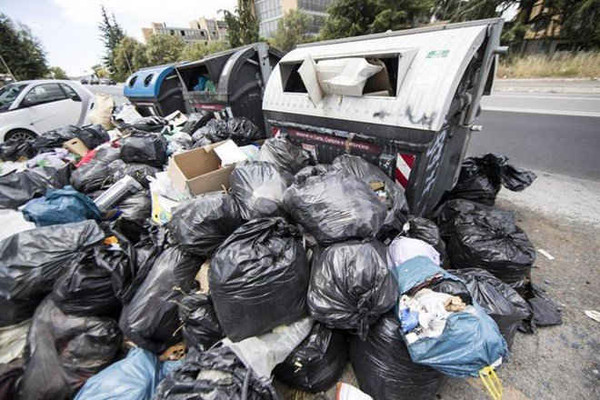 Thiếu tiền xây bãi rác, thủ đô của Italy ngập ngụa trong rác thải