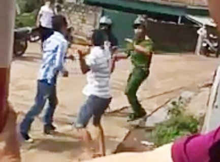 2 thanh niên tấn công cảnh sát ở Quảng Ninh bị quay video