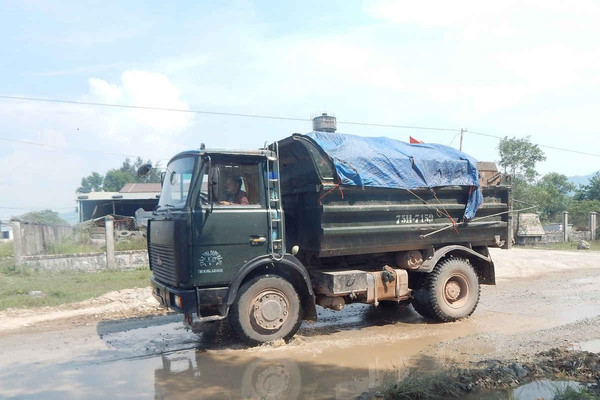 Thừa Thiên Huế: Dân kêu trời vì xe quá tải cày nát Tỉnh lộ 16