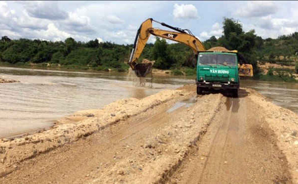 Thêm một doanh nghiệp đắp đập trên sông Đăk Bla để khai thác cát
