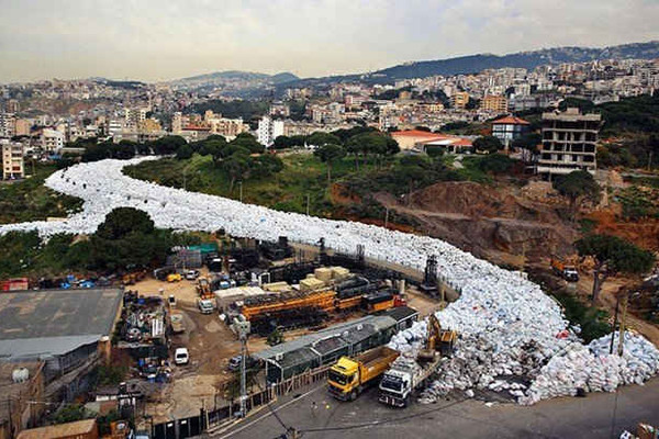 Làn sóng phẫn nộ vì Liban đổ "núi rác thải" ra Địa Trung Hải
