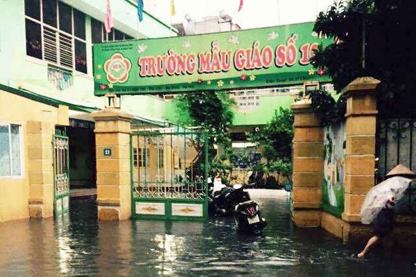 Hà Nội: Đầm lầy hôi thối giữa quận Ba Đình sau mưa nhiều ngày