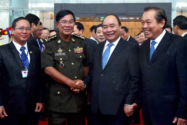 Thủ tướng Nguyễn Xuân Phúc làm việc với Thủ tướng Campuchia Hun Sen