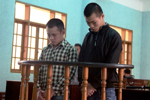 Hai thanh niên đi tù vì đồng nghiệp không ăn được tai heo nhiều mỡ