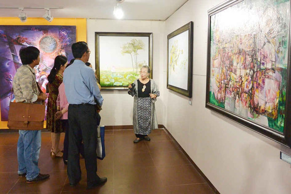Nữ họa sĩ Bắc, Trung, Nam hội tụ trong triển lãm Sắc hoa
