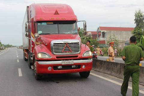Hà Tĩnh: Bắt khẩn cấp tài xế container hất văng CSGT xuống đường