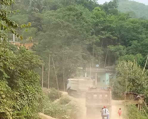 Tân Sơn (Phú Thọ): Dân kêu cứu vì xe quá tải "băm nát" đường làng