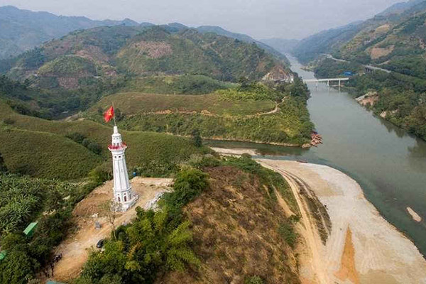 Hoàn thành công trình cột cờ Tổ Quốc "Nơi con sông Hồng chảy vào đất Việt"