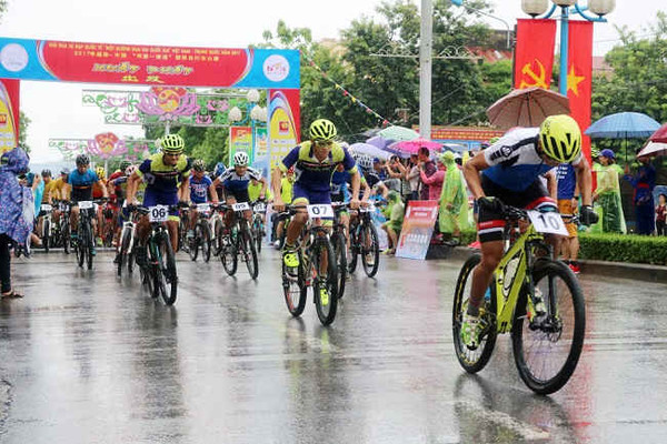 Lào Cai: Khai mạc giải đua xe đạp quốc tế "Một đường đua - 2 quốc gia"