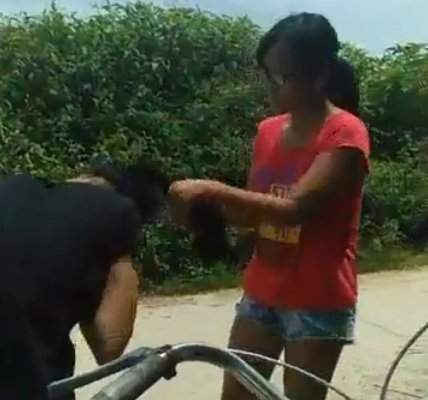 Mâu thuẫn facebook, nữ sinh bị bạn túm tóc đánh vào mặt, quay clip