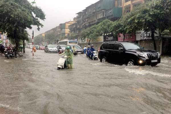 Hà Nội: Nhiều tuyến đường ngập sâu sau mưa lớn kéo dài