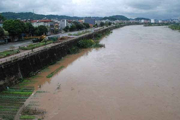 Lào Cai: Lũ lớn trên sông Hồng đang đổ về, đường phố Sa Pa ngập nước