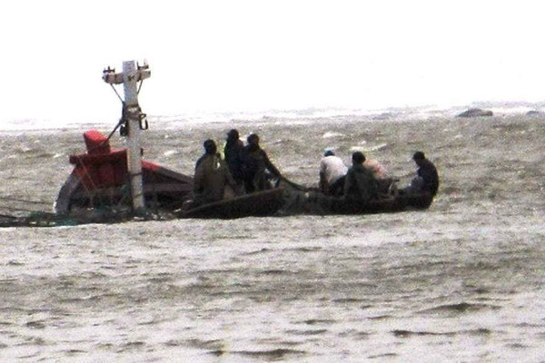 Quảng Ngãi: Cứu hộ khẩn cấp 6 ngư dân gặp nạn trên biển