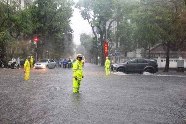 Hà Nội: CSGT trực 24/24 giờ ứng phó với mưa bão