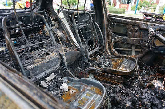 Cà Mau: Xe ô tô 4 chỗ cháy trơ khung khi đang lưu thông