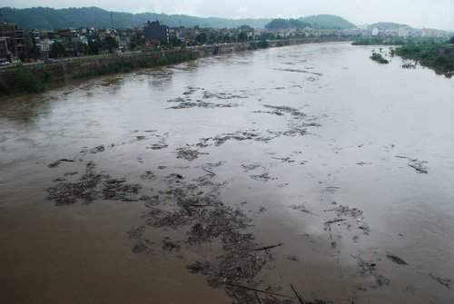 Lào Cai: Lũ rất lớn đang xuất hiện trên sông Hồng, sông Chảy