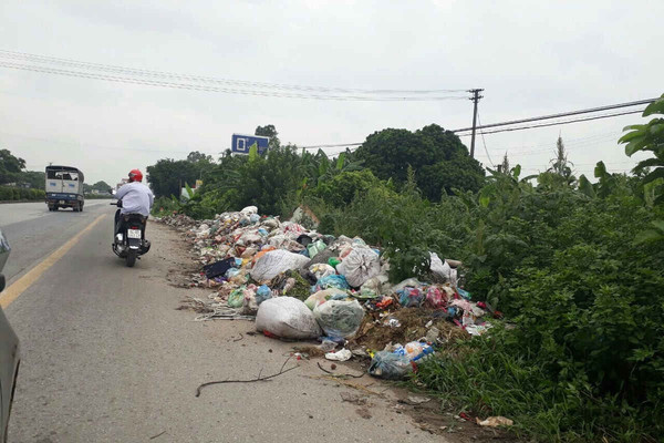 Hưng Yên: Ngập ngụa rác thải ven quốc lộ
