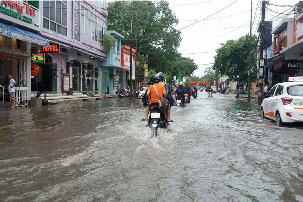 Thừa Thiên Huế: Mưa bão khiến vỡ đê bao, gần 2.000ha lúa ngập úng