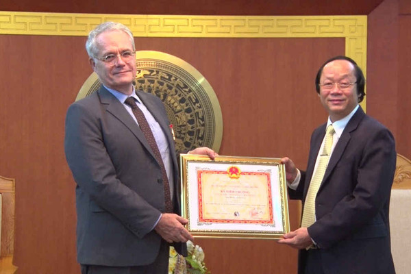Trao Kỷ niệm chương "Vì sự nghiệp tài nguyên và môi trường" cho Giám đốc Văn phòng AFD tại Việt Nam