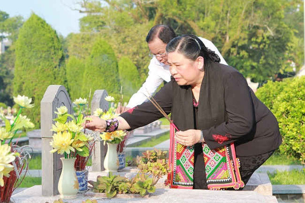 Phó Chủ tịch Quốc hội Tòng Thị Phóng dâng hương tưởng niệm các Anh hùng Liệt sỹ tại Điện Biên
