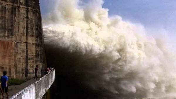 Thủy điện Lai Châu mở 3 cửa xả do lũ sông Đà lên nhanh