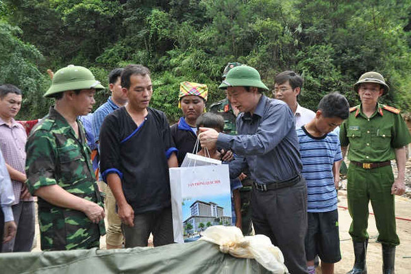 Phó Chủ tịch Quốc hội Phùng Quốc Hiển kiểm tra công tác khắc phục hậu quả thiên tai tại Yên Bái
