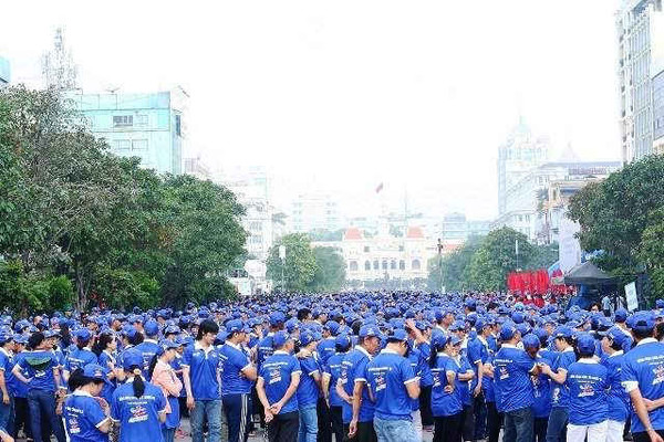 Hàng ngàn người "phủ xanh" phố đi bộ cổ vũ Đoàn Thể thao Việt Nam