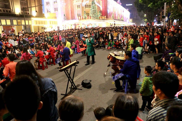 Mọi hoạt động biểu diễn trên phố đi bộ Hà Nội sẽ phải xin phép?
