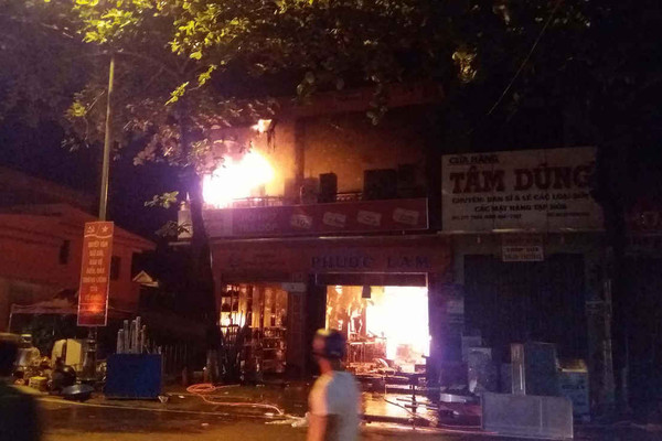 Quảng Trị: Cửa hàng điện, nước cháy dữ dội trong đêm