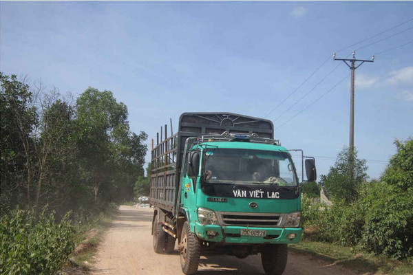 Thừa Thiên Huế: Xe quá tải cày nát đường làng, ô nhiễm... khiến dân khổ sở
