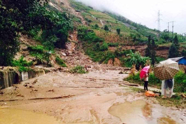Mưa lớn gây sạt lở đất đá tại Lào Cai