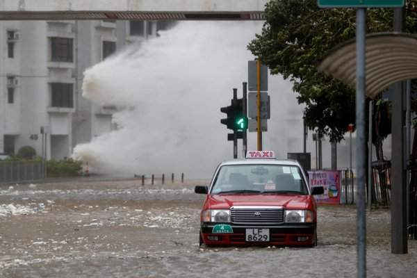 Đổ bộ Hồng Kông, Macau, bão Hato gây ngập lụt đường phố, hủy hàng trăm chuyến bay