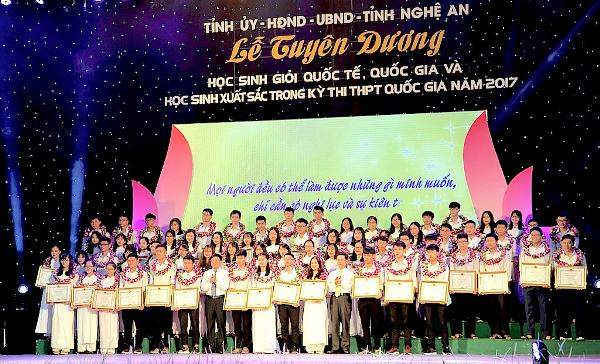 Nghệ An: Trao thưởng cho hơn 140 HS đạt giải quốc tế, khu vực, quốc gia và đỗ điểm cao ĐH năm 2017