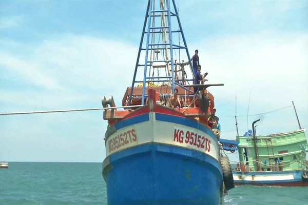 Quảng Trị: Bắt hai tàu giã cào đang khai thác "tận diệt" thủy sản