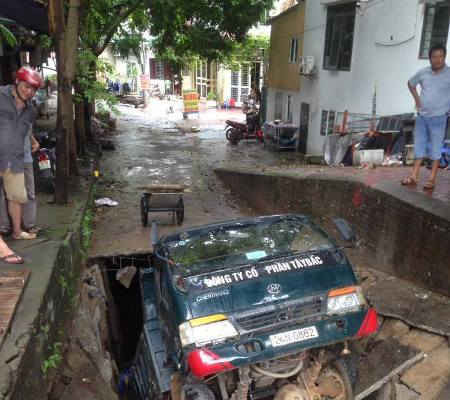 Lào Cai: Xe chở vật liệu rơi xuống đường cống nước  thải