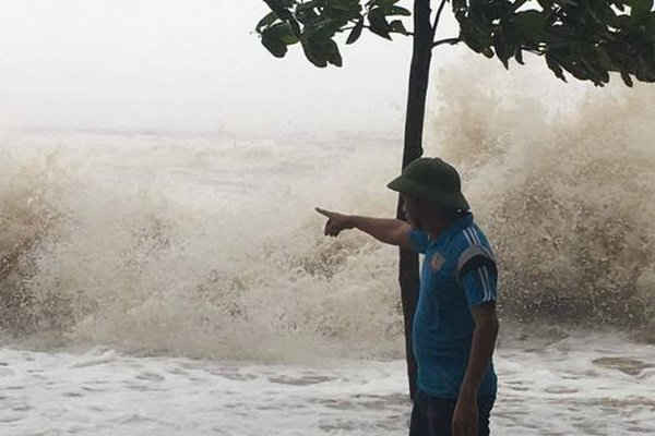 Nghệ An: Mưa lớn toàn tỉnh, gió mạnh "quần thảo" các huyện vùng ven biển