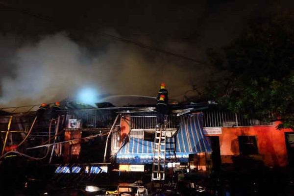 Hà Nội: Siêu thị cháy dữ dội trong đêm mưa tầm tã