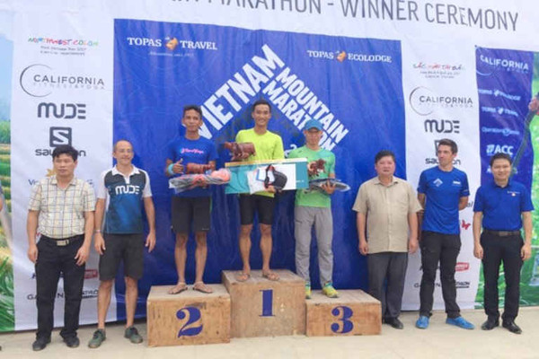 VĐV Trần Quang (Đà Nẵng) đoạt giải nhất cự ly 100 km giải marathon vượt núi Việt Nam 2017