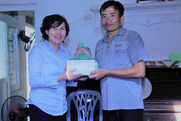 Báo TN&MT phối hợp với nhà tài trợ trao hơn 100 triệu đồng đến tận tay người dân vùng tâm bão Hà Tĩnh