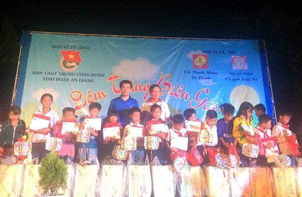 Tập đoàn Tân Hiệp Phát và nhãn hàngTrà thanh nhiệt Dr. Thanh trao hàng ngàn xuất quà cho trẻ em nhân dịp Tết Trung thu