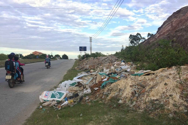 TP. Huế: Rác thải xây dựng "bủa vây" tuyến đường Võ Văn Kiệt