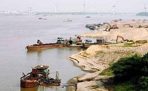 Phó Thủ tướng yêu cầu làm rõ phản ánh khai thác cát trái phép trên sông Hồng, sông Luộc