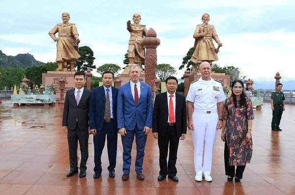 Hải Phòng:  Đại sứ Hoa Kỳ tại Việt Nam thăm khu di tích Bạch Đằng Giang