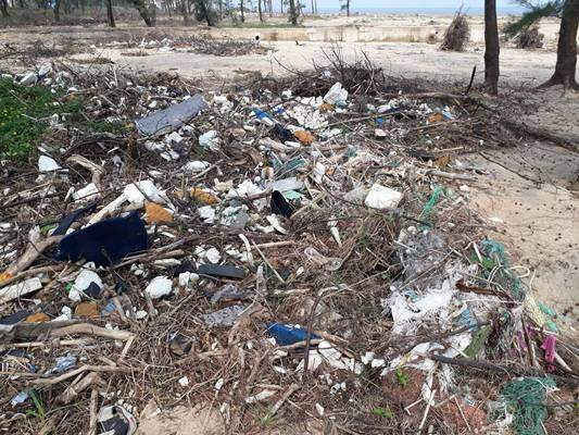Nghệ An: Ngổn ngang rác thải ven biển