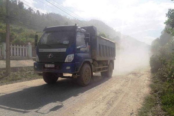 Dân chặn xe chở vật liệu thi công cao tốc La Sơn - Túy Loan