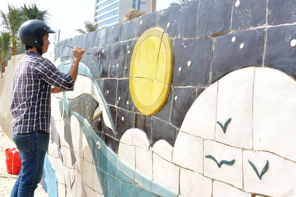 Đà Nẵng: Gửi thông điệp bảo vệ môi trường từ tranh gốm kè biển