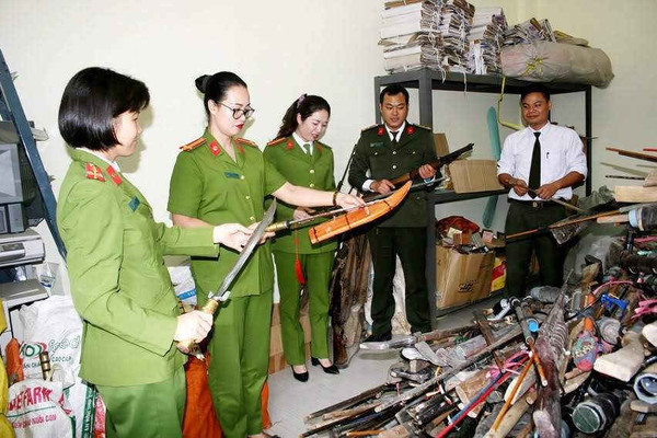 Lào Cai: Thu giữ 38 khẩu súng tự chế và hàng trăm dao kiếm